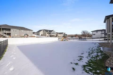 Exterior - 7400 E Shadow Pine Cir, Sioux Falls, SD 57110 photo 6 of 7