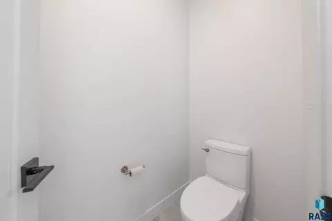 Bath - 7400 E Shadow Pine Cir, Sioux Falls, SD 57110 photo 7 of 14