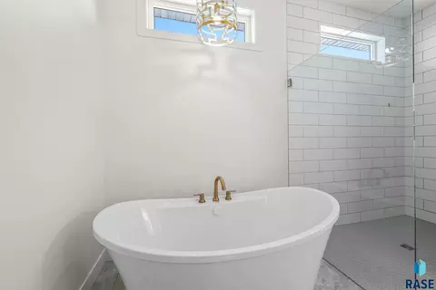 Bath - 7400 E Shadow Pine Cir, Sioux Falls, SD 57110 photo 4 of 14