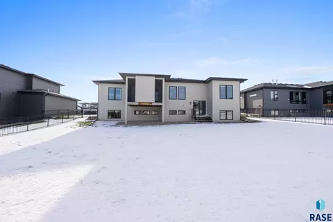 Exterior - 7400 E Shadow Pine Cir, Sioux Falls, SD 57110 photo 4 of 7