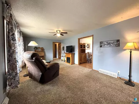 335 E 9th St, Miller, SD 57362 photo 2