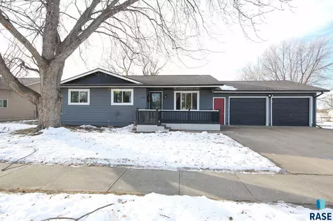 805 S Blaine St, Lennox, SD 57039