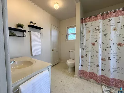 Bath - 724 W 1st Ave, Miller, SD 57362 photo 4 of 4