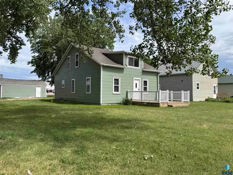 724 W 1st Ave, Miller, SD 57362