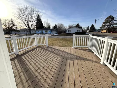 Exterior - 724 W 1st Ave, Miller, SD 57362 photo 13 of 14