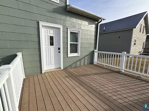 Exterior - 724 W 1st Ave, Miller, SD 57362 photo 11 of 14