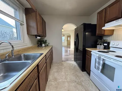 Kitchen - 724 W 1st Ave, Miller, SD 57362 photo 5 of 6