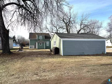Exterior - 724 W 1st Ave, Miller, SD 57362 photo 5 of 14