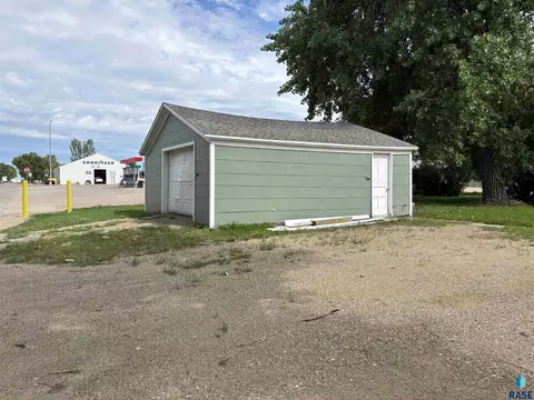 Exterior - 724 W 1st Ave, Miller, SD 57362 photo 6 of 14