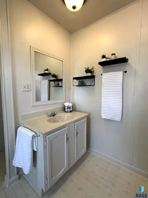 Bath - 724 W 1st Ave, Miller, SD 57362 photo 3 of 4