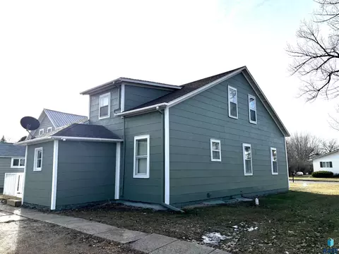 Exterior - 724 W 1st Ave, Miller, SD 57362 photo 9 of 14
