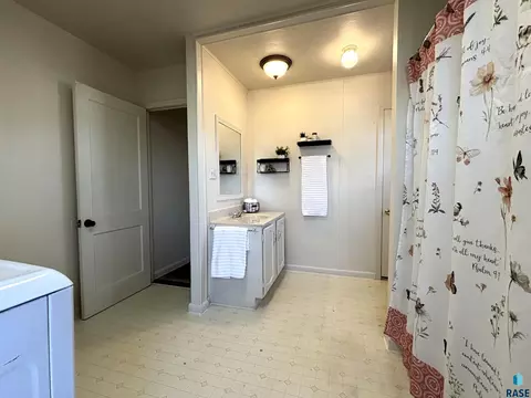 Bath - 724 W 1st Ave, Miller, SD 57362 photo 2 of 4