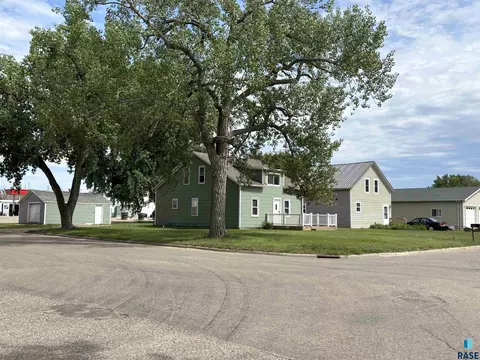 Exterior - 724 W 1st Ave, Miller, SD 57362 photo 14 of 14
