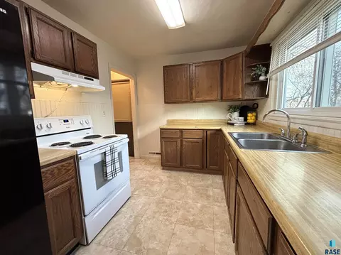 Kitchen - 724 W 1st Ave, Miller, SD 57362 photo 2 of 6