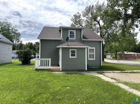 Exterior - 724 W 1st Ave, Miller, SD 57362 photo 3 of 14