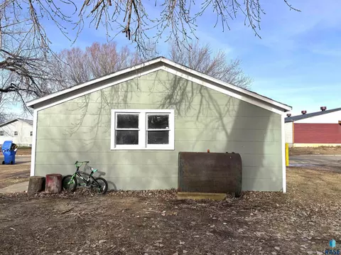 Exterior - 724 W 1st Ave, Miller, SD 57362 photo 8 of 14