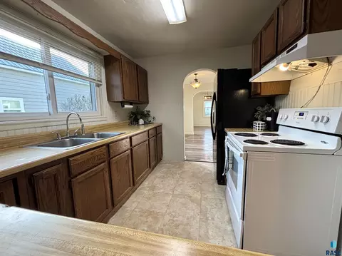 Kitchen - 724 W 1st Ave, Miller, SD 57362 photo 4 of 6