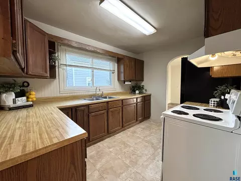 Kitchen - 724 W 1st Ave, Miller, SD 57362 photo 3 of 6