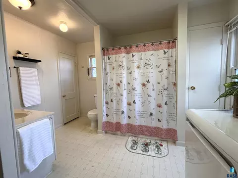 Bath - 724 W 1st Ave, Miller, SD 57362 photo 1 of 4
