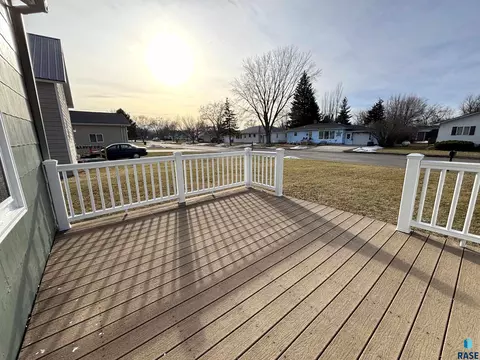 Exterior - 724 W 1st Ave, Miller, SD 57362 photo 12 of 14