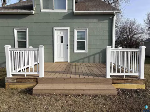 Exterior - 724 W 1st Ave, Miller, SD 57362 photo 10 of 14