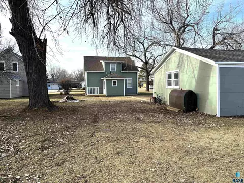 Exterior - 724 W 1st Ave, Miller, SD 57362 photo 4 of 14