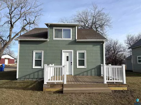 724 W 1st Ave, Miller, SD 57362