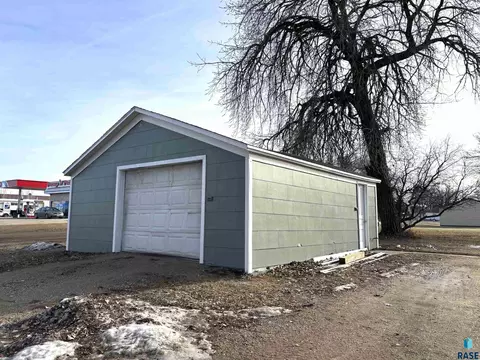 Exterior - 724 W 1st Ave, Miller, SD 57362 photo 7 of 14