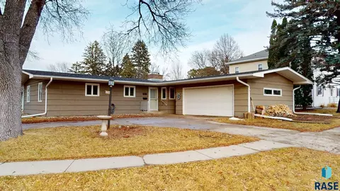 1085 Circle Dr, Brookings, SD 57006 photo 1