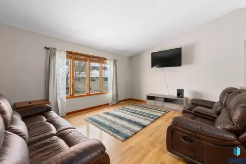 904 S Jay Cir, Sioux Falls, SD 57103 photo 7
