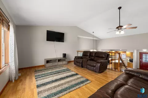 904 S Jay Cir, Sioux Falls, SD 57103 photo 8