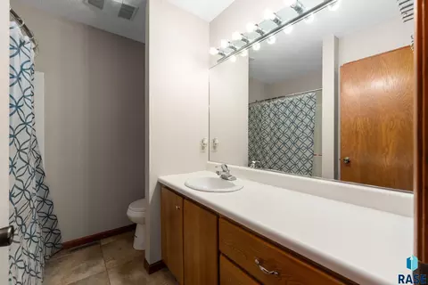904 S Jay Cir, Sioux Falls, SD 57103 photo 13