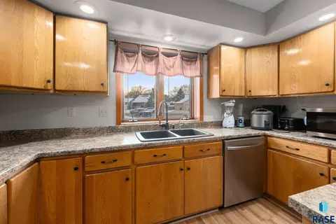 904 S Jay Cir, Sioux Falls, SD 57103 photo 4