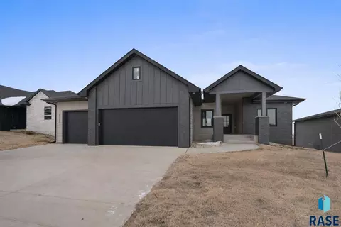 8312 E Wicker Ct, Sioux Falls, SD 57110