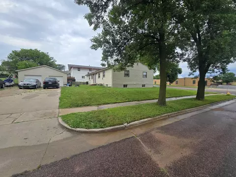 Exterior - 3609 E 3611 E 18th St, Sioux Falls, SD 57103 photo 4 of 8