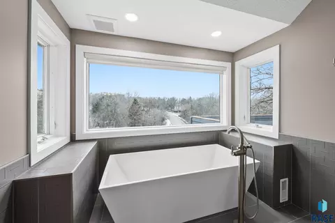 Bath - 1200 E Tomar Rd, Sioux Falls, SD 57105 photo 3 of 5