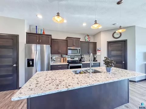 9519 W Broek Dr, Sioux Falls, SD 57106 photo 2