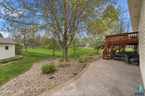 Exterior - 609 S Splitrock Blvd, Brandon, SD 57005 photo 4 of 10