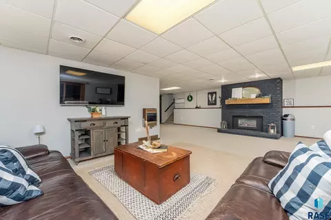 Living - 609 S Splitrock Blvd, Brandon, SD 57005 photo 6 of 7