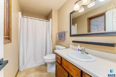Bath - 609 S Splitrock Blvd, Brandon, SD 57005 photo 1 of 3