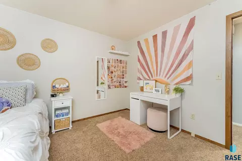 Bedroom - 609 S Splitrock Blvd, Brandon, SD 57005 photo 4 of 11