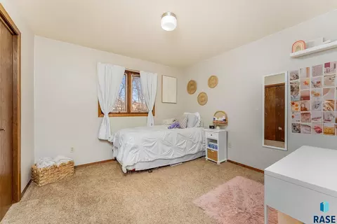 Bedroom - 609 S Splitrock Blvd, Brandon, SD 57005 photo 6 of 11