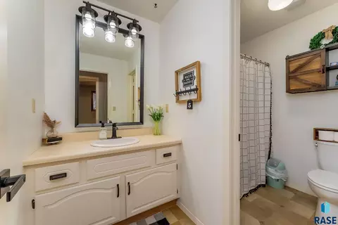 Bath - 609 S Splitrock Blvd, Brandon, SD 57005 photo 2 of 3