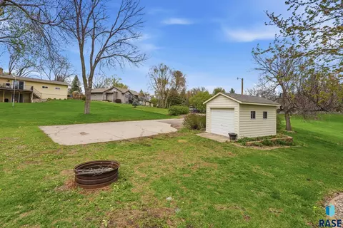 Exterior - 609 S Splitrock Blvd, Brandon, SD 57005 photo 8 of 10