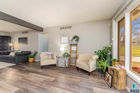Living - 609 S Splitrock Blvd, Brandon, SD 57005 photo 1 of 7