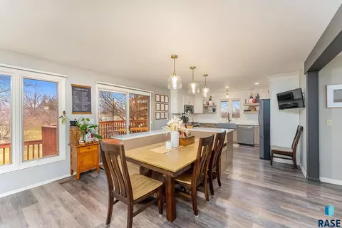 Dining - 609 S Splitrock Blvd, Brandon, SD 57005 photo 2 of 2