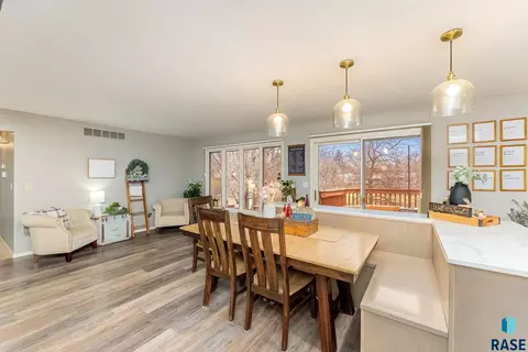 Dining - 609 S Splitrock Blvd, Brandon, SD 57005 photo 1 of 2