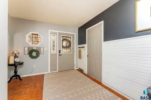 Entry Way - 609 S Splitrock Blvd, Brandon, SD 57005 photo 2 of 3