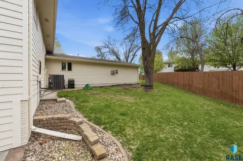 Exterior - 609 S Splitrock Blvd, Brandon, SD 57005 photo 6 of 10