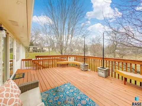 Exterior - 609 S Splitrock Blvd, Brandon, SD 57005 photo 3 of 10